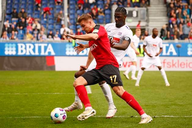 31.03.2024, xavx, Fussball 2.Bundesliga, SV Wehen Wiesbaden - VfL Osnabrück emspor, v.l. Florian Carstens (SV Wehen Wiesbaden), Maxwell Gyamfi (VfL Osnabrück) (DFL DFB REGULATIONS PROHIBIT ANY USE OF PHOTOGRAPHS as IMAGE SEQUENCES and or QUASI-VIDEO) Wiesbaden