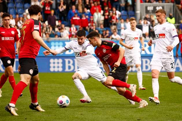 31.03.2024, xavx, Fussball 2.Bundesliga, SV Wehen Wiesbaden - VfL Osnabrück emspor, v.l. Athanasios Androutsos (VfL Osnabrück), Robin Heußer (SV Wehen Wiesbaden) (DFL DFB REGULATIONS PROHIBIT ANY USE OF PHOTOGRAPHS as IMAGE SEQUENCES and or QUASI-VIDEO) Wiesbaden