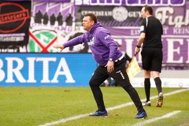 31.03.2024, xavx, Fussball 2.Bundesliga, SV Wehen Wiesbaden - VfL Osnabrück emspor, v.l. Trainer Uwe Koschinat (VfL Osnabrück) gibt Anweisungen, gestikuliert, mit den Armen gestikulieren, gives instructions, gesticulate. (DFL DFB REGULATIONS PROHIBIT ANY USE OF PHOTOGRAPHS as IMAGE SEQUENCES and or QUASI-VIDEO) Wiesbaden