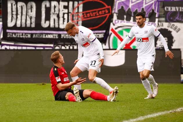 31.03.2024, xavx, Fussball 2.Bundesliga, SV Wehen Wiesbaden - VfL Osnabrück emspor, v.l. Florian Carstens (SV Wehen Wiesbaden), Michael Cuisance (VfL Osnabrück) diskutieren nach einem Zweikampf. Athanasios Androutsos (VfL Osnabrück) (DFL DFB REGULATIONS PROHIBIT ANY USE OF PHOTOGRAPHS as IMAGE SEQUENCES and or QUASI-VIDEO) Wiesbaden