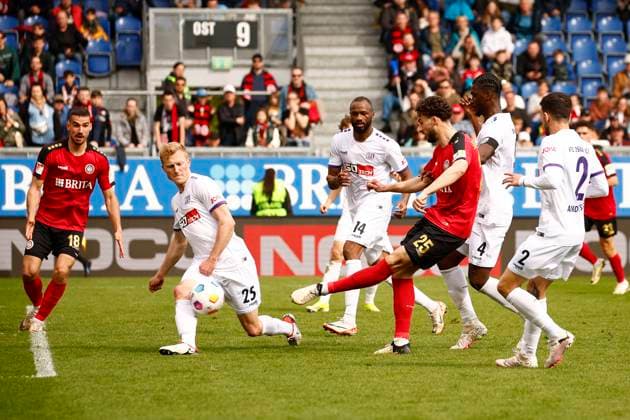 31.03.2024, xavx, Fussball 2.Bundesliga, SV Wehen Wiesbaden - VfL Osnabrück emspor, v.l. Niklas Wiemann (VfL Osnabrück) blockt den Schuss von Nikolas Agrafiotis (SV Wehen Wiesbaden) (DFL DFB REGULATIONS PROHIBIT ANY USE OF PHOTOGRAPHS as IMAGE SEQUENCES and or QUASI-VIDEO) Wiesbaden