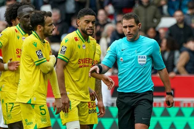Bastien Dechepy (arbitre) - Soares Gomes Douglas Augusto (FC Nantes) - Pedro Chirivella (FC Nantes) FOOTBALL : OGC Nice vs FC Nantes- Ligue 1 Uber Eats - Nice - 31 03 2024 NorbertScanella Panoramic 
