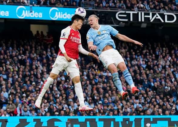 Bilder des Jahres 2024, Sport 03 März Sport Themen der Woche KW13 Sport Bilder des Tages Manchester, England, 31st March 2024. Takehiro Tomiyasu of Arsenal challenges Erling Haaland of Manchester City during the Premier League match at the Etihad Stadium, Manchester. Picture credit should read: Andrew Yates Sportimage EDITORIAL USE ONLY. No use with unauthorised audio, video, data, fixture lists, club league logos or live services. Online in-match use limited to 120 images, no video emulation. No use in betting, games or single club league player publications. SPI-3047-0042