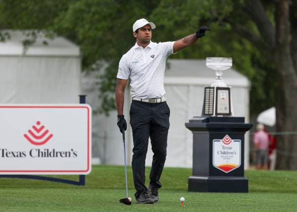 HOUSTON, TX - MARCH 31: Aaron Rai (ENG) gestures toward the approach on 1 during the final round of the PGA, Golf Herren Texas Children™s Houston Open at Memorial Park Golf Course on March 31, 2024 in Houston, Texas. (Photo by Leslie Plaza Johnson Icon Sportswire) GOLF: MAR 31 PGA Texas Children s Houston Open EDITORIAL USE ONLY Icon240331013