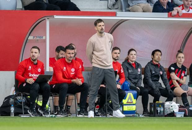 Niko Arnautis (Trainer, Eintracht Frankfurt Frauen). FC Bayern Muenchen Frauen gegen Eintracht Frankfurt, Fussball, DFB-Pokal, Halbfinale, Saison 2023 2024, 31.03.2024. (DFL DFB REGULATIONS PROHIBIT ANY USE OF PHOTOGRAPHS as IMAGE SEQUENCES and or QUASI-VIDEO). FC Bayern Muenchen Frauen gegen Eintracht Frankfurt, Fussball, DFB-Pokal, Halbfinale, Saison 2023 2024, 31.03.2024 Muenchen Copyright: xEibner-Pressefoto HeikexFeinerx EP_HFR