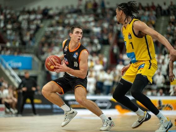 Sport Themen der Woche KW13 Sport Bilder des Tages Justinian Jessup (Ratiopharm Ulm, 10), Jonathan Baehre (MHP Riesen Ludwigsburg, 01), GER, MHP Riesen Ludwigsburg vs. Ratiopharm Ulm, Basketball, Bundesliga, easycredit BBL, 26. Spieltag, Spielzeit 2023 2024, 31.03.2024, 15.03.2024, GER, MHP Riesen Ludwigsburg vs. Ratiopharm Ulm, Basketball, Bundesliga, easycredit BBL, 26. Spieltag, Spielzeit 2023 2024, 31.03.2024 Ludwigsburg *** Justinian Jessup Ratiopharm Ulm, 10 , Jonathan Baehre MHP Riesen Ludwigsburg, 01 , GER, MHP Riesen Ludwigsburg vs Ratiopharm Ulm, Basketball, Bundesliga, easycredit BBL, Matchday 26, Season 2023 2024, 31 03 2024, 15 03 2024, GER, MHP Riesen Ludwigsburg vs Ratiopharm Ulm, Basketball, Bundesliga, easycredit BBL, Matchday 26, Season 2023 2024, 31 03 2024 Ludwigsburg Copyright: xEibner-Pressefoto SaschaxWaltherx EP_EER
