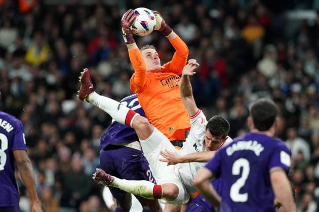 Sport Themen der Woche KW13 Sport Bilder des Tages Real Madrid s Andriy Lunin (t) and Athletic de Bilbao s Dani Vivian during La Liga match. March 31,2024. (20240331464)
