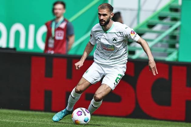 Simon Asta, Fürth, im Rückrundenspiel der Saison 2023 2024 zwischen SpVgg Greuther Fürth und dem Hamburger Sportverein (1:1) in Fürth; 31 03 2024 -