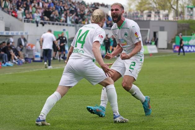 Jomaine Consbruch und Simon Asta, Fürth, nach dem Ausgleich im Rückrundenspiel der Saison 2023 2024 zwischen SpVgg Greuther Fürth und dem Hamburger Sportverein (1:1) in Fürth; 31 03 2024 -