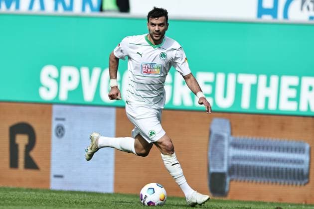 Oussama Haddadi, Fürth, im Rückrundenspiel der Saison 2023 2024 zwischen SpVgg Greuther Fürth und dem Hamburger Sportverein (1:1) in Fürth; 31 03 2024 -