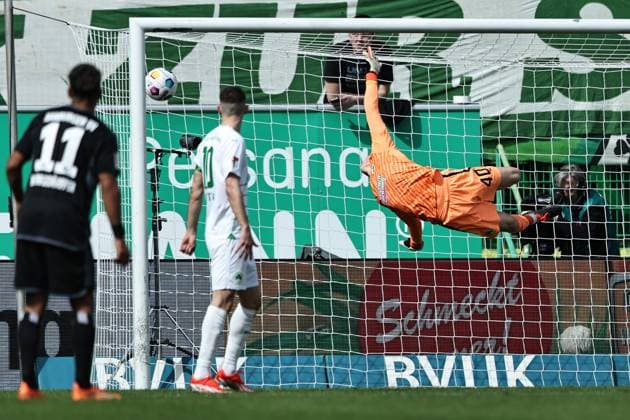 Jonas Kurt Urbig, Fürth, beim 0:1 im Rückrundenspiel der Saison 2023 2024 zwischen SpVgg Greuther Fürth und dem Hamburger Sportverein (1:1) in Fürth; 31 03 2024 -