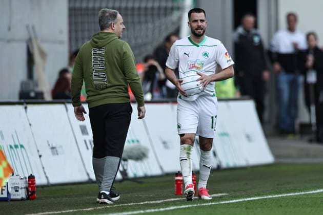 Alexander Zorniger und Niko Gießelmann, Fürth, im Rückrundenspiel der Saison 2023 2024 zwischen SpVgg Greuther Fürth und dem Hamburger Sportverein (1:1) in Fürth; 31 03 2024 -