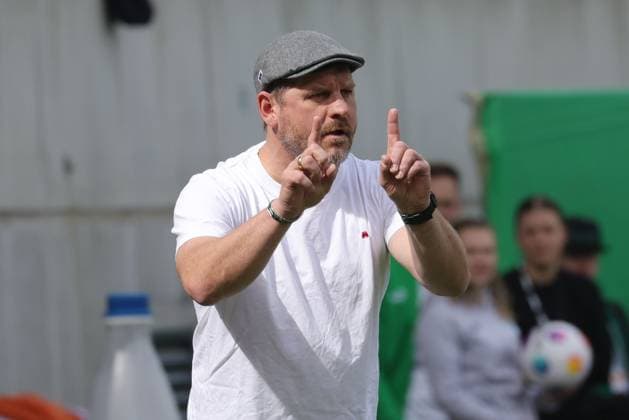Steffen Baumgart, HSV, im Rückrundenspiel der Saison 2023 2024 zwischen SpVgg Greuther Fürth und dem Hamburger Sportverein (1:1) in Fürth; 31 03 2024 -