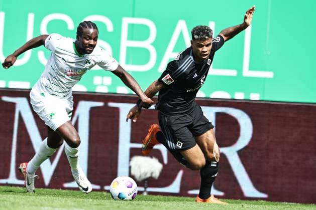 Ransford-Yeboah Königsdörffer, HSV, im Rückrundenspiel der Saison 2023 2024 zwischen SpVgg Greuther Fürth und dem Hamburger Sportverein (1:1) in Fürth; 31 03 2024 -