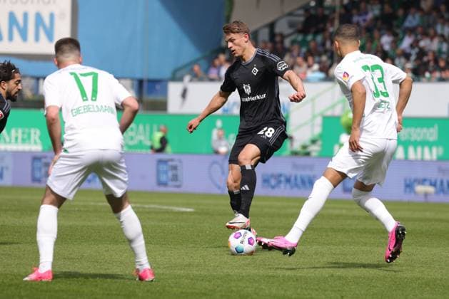 Miro Muheim, HSV, im Rückrundenspiel der Saison 2023 2024 zwischen SpVgg Greuther Fürth und dem Hamburger Sportverein (1:1) in Fürth; 31 03 2024 -