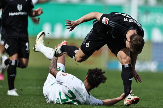 Sport Bilder des Tages Armindo Sieb, SGF, und Andras Nemeth, HSV, im Rückrundenspiel der Saison 2023 2024 zwischen SpVgg Greuther Fürth und dem Hamburger Sportverein (1:1) in Fürth; 31 03 2024 -