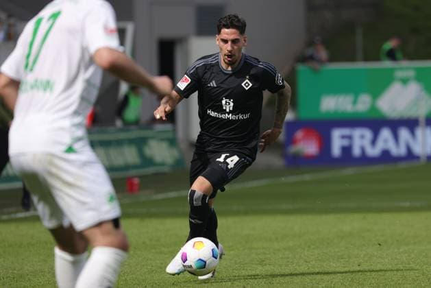 Ludovit Reis, HSV, im Rückrundenspiel der Saison 2023 2024 zwischen SpVgg Greuther Fürth und dem Hamburger Sportverein (1:1) in Fürth; 31 03 2024 -