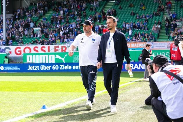 Fußball I Herren I Saison 2023-2024 I 2. Bundesliga I 27. Spieltag I SpVgg Greuther Fürth - Hamburger SV I 31.03.2024 Steffen Baumgart (Trainer, Hamburger SV) und Philipp Langer (Pressesprecher, Hamburger SV) im Fokus. Fürth Sportpark Ronhof Bayern Deutschland