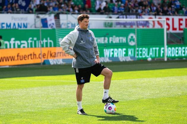 Fußball I Herren I Saison 2023-2024 I 2. Bundesliga I 27. Spieltag I SpVgg Greuther Fürth - Hamburger SV I 31.03.2024 Merlin Polzin (Co-Trainer, Hamburger SV) schaut den Spielern beim Warm-Up zu. Fürth Sportpark Ronhof Bayern Deutschland