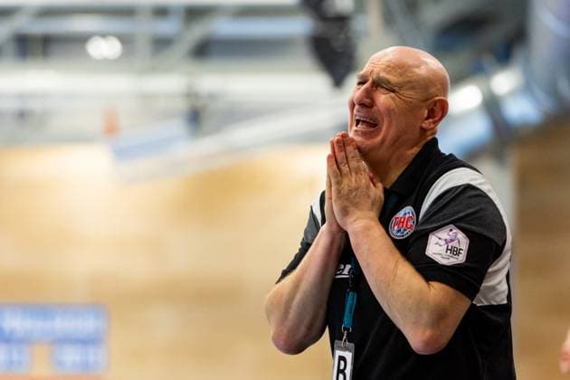 Sport Themen der Woche KW13 Sport Bilder des Tages 31.03.2024, GER, Handball, Frauen, Saison 2023 2024, 1.BL, 20.Spieltag, Thueringer HC - Borussia Dortmund Herbert Mueller (Thueringer HC,Trainer) 99947 Bad Langensalza Salza Halle Sporthalle Mehrz Thüringen Deutschland *** 31 03 2024, GER, Handball, Women, Season 2023 2024, 1 BL, 20 Matchday, Thueringer HC Borussia Dortmund Herbert Mueller Thueringer HC,Coach 99947 Bad Langensalza Salza Halle Sporthalle Mehrz Thüringen Germany