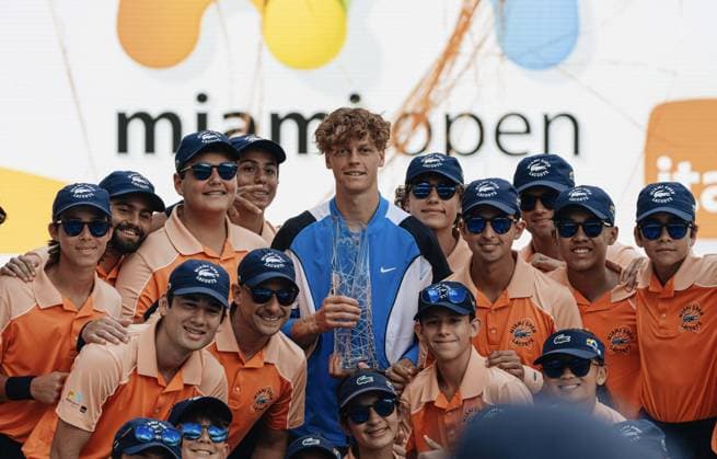 Jannik Sinner from Italy winning the 2024 Miami Open, showing the trophy with the ball kids at the Hard Rock Stadium, Miami, Florida, USA TENNIS : Finale Hommes - Miami 2024 - Etats Unis - 31 03 2024 JulienNouet TENNISMAJORS 