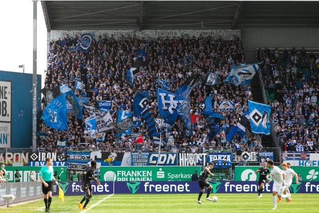 Fußball I Herren I Saison 2023-2024 I 2. Bundesliga I 27. Spieltag I SpVgg Greuther Fürth - Hamburger SV I 31.03.2024 Der Gästeblock Fürth Sportpark Ronhof Bayern Deutschland