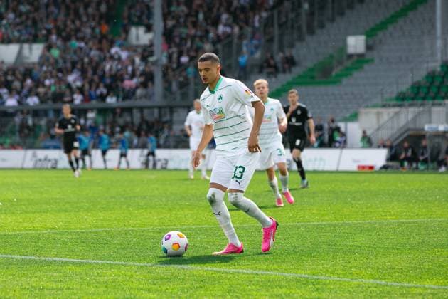 Fußball I Herren I Saison 2023-2024 I 2. Bundesliga I 27. Spieltag I SpVgg Greuther Fürth - Hamburger SV I 31.03.2024 Maximilian Dietz (33, SpVgg Greuther Fürth) am Ball. Fürth Sportpark Ronhof Bayern Deutschland
