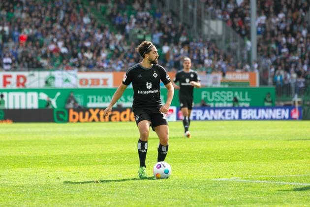 Fußball I Herren I Saison 2023-2024 I 2. Bundesliga I 27. Spieltag I SpVgg Greuther Fürth - Hamburger SV I 31.03.2024 Immanuel Pherai (10, Hamburger SV) am Ball. Fürth Sportpark Ronhof Bayern Deutschland