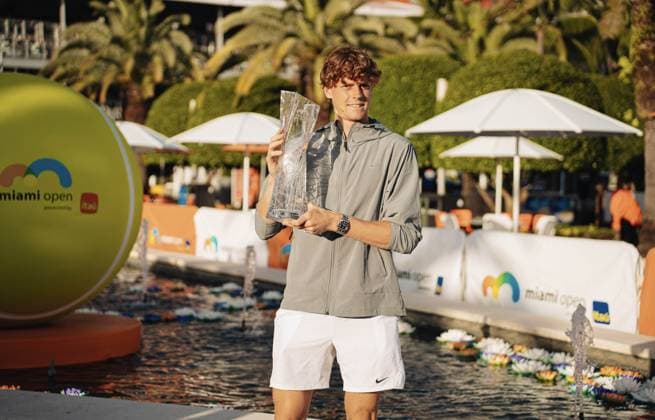 Sport Bilder des Tages Jannik Sinner, winner of the 2024 Miami Open, showing the trophy at the Hard Rock Stadium, Miami, Florida, USA TENNIS : Finale Hommes - Miami 2024 - Etats Unis - 31 03 2024 JulienNouet TENNISMAJORS 