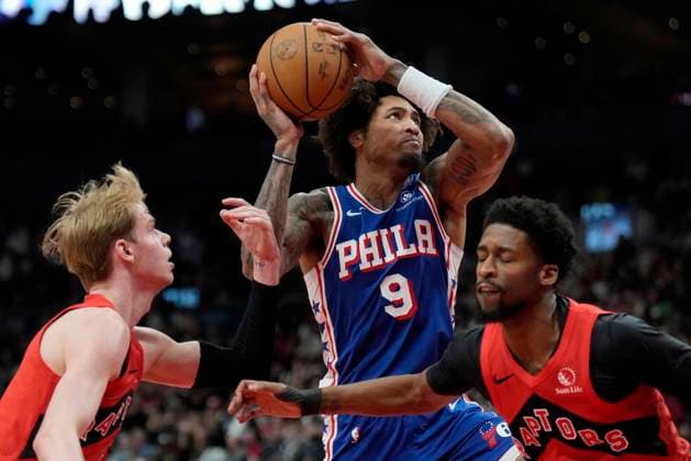 Sport Themen der Woche KW13 Sport Bilder des Tages March 31, 2024, Toronto, On, CANADA: Philadelphia 76ers guard Kelly Oubre Jr. (9) drives to the hoop between between Toronto Raptors guard Kobi Simmons (8) and teammate Gradey Dick (1) during second half NBA, Basketball Herren, USA basketball action in Toronto, Sunday, March 31, 2024. Canada News - March 31, 2024  - ZUMAc35_ 20240331_zaf_c35_013 Copyright: xFrankxGunnx