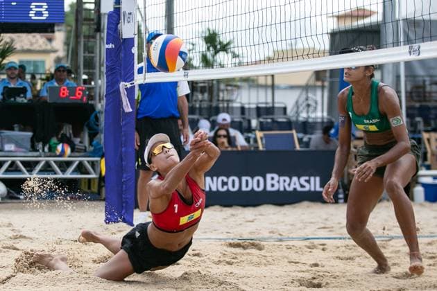 (240401) -- SAQUAREMA, April 1, 2024 -- Xue Chen (L) of China saves the ball during the women s semifinal match between Xue Chen Xia Xinyi of China and Hegeile Vitoria of Brazil at the World Beach volleyball, Beachvolleyball Pro Tour Challenge 2024 in Saquarema, Brazil, March 31, 2024. (Photo by Xinhua) (SP)BRAZIL-SAQUAREMA-BEACH VOLLEYBALL-WORLD PRO TOUR CHALLENGE 2024 ClaudiaxMartini 