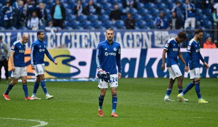 Dominick Drexler (FC Schalke 04) nach dem Spiel 31.03.2024, Fussball Saison 2023 2024, 2. Bundesliga, 27. Spieltag, FC Schalke 04 - Karlsruher SC 0:0 Gelsenkirchen Veltins Arena Nordrhein Westfalen Deutschland *** Dominick Drexler FC Schalke 04 after the match 31 03 2024, Soccer season 2023 2024, 2 Bundesliga, Matchday 27, FC Schalke 04 Karlsruher SC 0 0 Gelsenkirchen Veltins Arena Nordrhein Westfalen Germany Team2