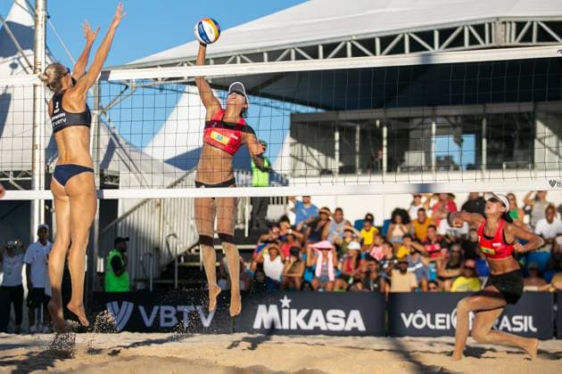 (240401) -- SAQUAREMA, April 1, 2024 -- Xia Xinyi (C) spikes during the women s final between Xue Chen Xia Xinyi of China and Laura Ludwig Louisa Lippmann of Germany at the World Beach volleyball, Beachvolleyball Pro Tour Challenge 2024 in Saquarema, Brazil, March 31, 2024. (Photo by Xinhua) (SP)BRAZIL-SAQUAREMA-BEACH VOLLEYBALL-WORLD PRO TOUR CHALLENGE 2024 ClaudiaxMartini 