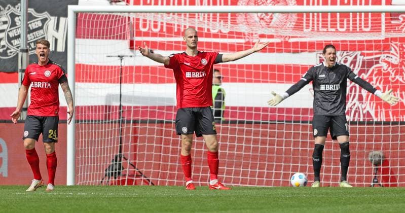 Fussball - 2. BL - SV Wehen Wiesbaden - VfL Osnabrück - 31.03.24, Frust pur nach dem Gegentor, nachdem Gino Fechner Christian Joe Conteh nicht halten konnte - Marcus Mathisen, Aleksandar Vukotic und Florian Stritzel (SVWW), -