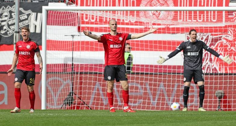 Fussball - 2. BL - SV Wehen Wiesbaden - VfL Osnabrück - 31.03.24, Frust pur nach dem Gegentor - Marcus Mathisen, Aleksandar Vukotic und Florian Stritzel (SVWW), -