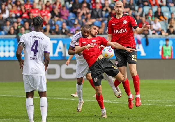Fussball - 2. BL - SV Wehen Wiesbaden - VfL Osnabrück - 31.03.24, Oumar Diakhite (Osnabrück), Ivan Prtajin, Aleksandar Vukotic (SVWW), -