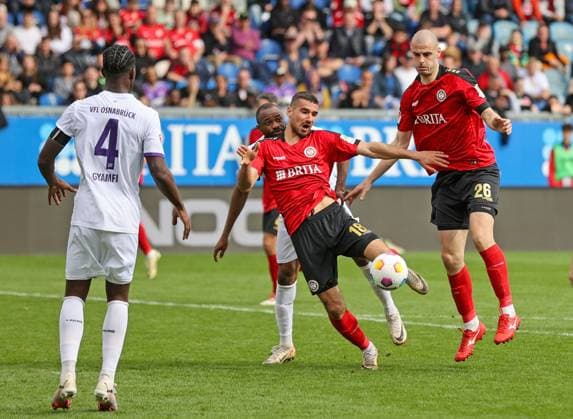 Fussball - 2. BL - SV Wehen Wiesbaden - VfL Osnabrück - 31.03.24, Oumar Diakhite (Osnabrück), Ivan Prtajin, Aleksandar Vukotic (SVWW), -
