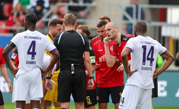 Fussball - 2. BL - SV Wehen Wiesbaden - VfL Osnabrück - 31.03.24, Aleksandar Vukotic (SVWW) versteht nicht, warum Schiedsrichter Florian Exner seinen Treffer aberkannt hat, -