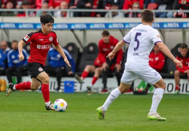 Fussball - 2. BL - SV Wehen Wiesbaden - VfL Osnabrück - 31.03.24, Hyun-Ju Lee (SVWW), Bashkim Ajdini (Osnabrück), - *** Soccer 2 BL SV Wehen Wiesbaden VfL Osnabrück 31 03 24, Hyun Ju Lee SVWW , Bashkim Ajdini Osnabrück ,