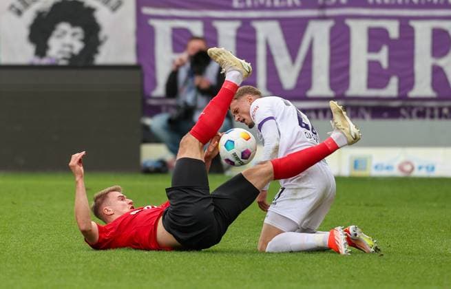 Fussball - 2. BL - SV Wehen Wiesbaden - VfL Osnabrück - 31.03.24, Florian Carstens (SVWW), Michael Cuisance (Osnabrück), -
