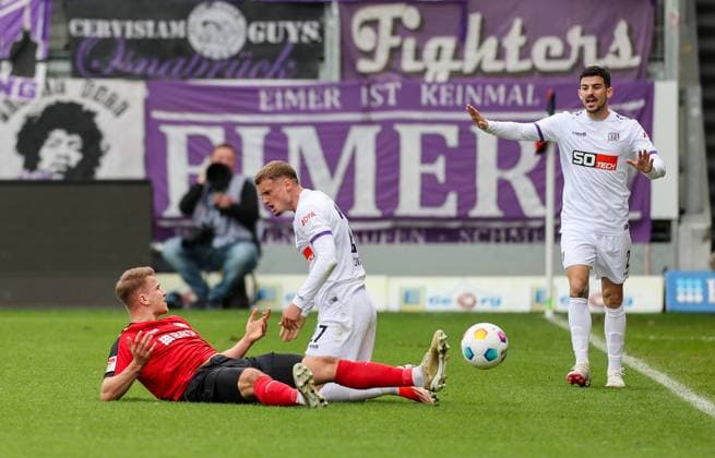 Fussball - 2. BL - SV Wehen Wiesbaden - VfL Osnabrück - 31.03.24, Florian Carstens (SVWW), Michael Cuisance (Osnabrück), -