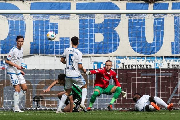 v.l. Tobias Müller (1. FC Magdeburg,21), Daniel Elfadli (1. FC Magdeburg,6), Nicolo Tresoldi (Hannover 96,9), Torwart Dominik Reimann (1. FC Magdeburg,1), Daniel Heber (1. FC Magdeburg,15) - 2. Fußball Bundesliga Saison 2023-2024 1. FC Magdeburg vs. Hannover 96 in der MDCC Arena in Magdeburg - Aktion,Fußball,Mann,Männer,Deutschland,31.03.2024
