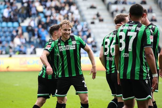 Jannik Dehm (Hannover 96,20) nach dem Tor zum 0-3 von Cedric Teuchert (Hannover 96,36) - 2. Fußball Bundesliga Saison 2023-2024 1. FC Magdeburg vs. Hannover 96 in der MDCC Arena in Magdeburg - Aktion,Fußball,Mann,Männer,Deutschland,31.03.2024