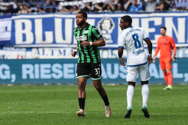 Brooklyn Ezeh (Hannover 96,37) und Bryan Teixeira (1. FC Magdeburg,8) - 2. Fußball Bundesliga Saison 2023-2024 1. FC Magdeburg vs. Hannover 96 in der MDCC Arena in Magdeburg - Aktion,Fußball,Mann,Männer,Deutschland,31.03.2024