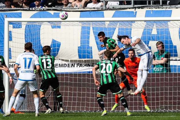 Nicolo Tresoldi (Hannover 96,9) gegen Jean Hugonet (1. FC Magdeburg,24) - 2. Fußball Bundesliga Saison 2023-2024 1. FC Magdeburg vs. Hannover 96 in der MDCC Arena in Magdeburg - Aktion,Fußball,Mann,Männer,Deutschland,31.03.2024