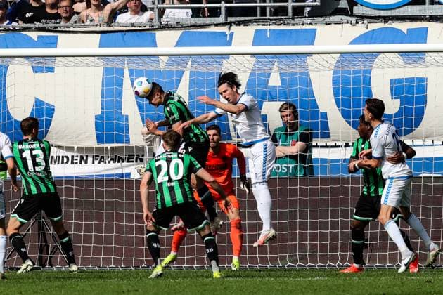 Nicolo Tresoldi (Hannover 96,9) gegen Jean Hugonet (1. FC Magdeburg,24) - 2. Fußball Bundesliga Saison 2023-2024 1. FC Magdeburg vs. Hannover 96 in der MDCC Arena in Magdeburg - Aktion,Fußball,Mann,Männer,Deutschland,31.03.2024
