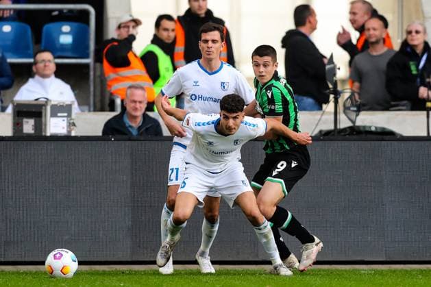 Nicolo Tresoldi (Hannover 96,9) gegen Daniel Elfadli (1. FC Magdeburg,6) und Tobias Müller (1. FC Magdeburg,21) - 2. Fußball Bundesliga Saison 2023-2024 1. FC Magdeburg vs. Hannover 96 in der MDCC Arena in Magdeburg - Aktion,Fußball,Mann,Männer,Deutschland,31.03.2024