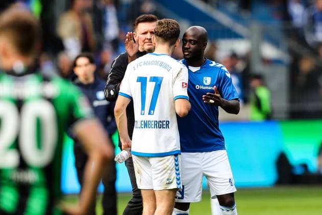 Trainer Christian Titz mit Alexander Nollenberger (1. FC Magdeburg,17) und Amara Conde (1. FC Magdeburg,29) - 2. Fußball Bundesliga Saison 2023-2024 1. FC Magdeburg vs. Hannover 96 in der MDCC Arena in Magdeburg - Fußball,Mann,Männer,Deutschland,31.03.2024