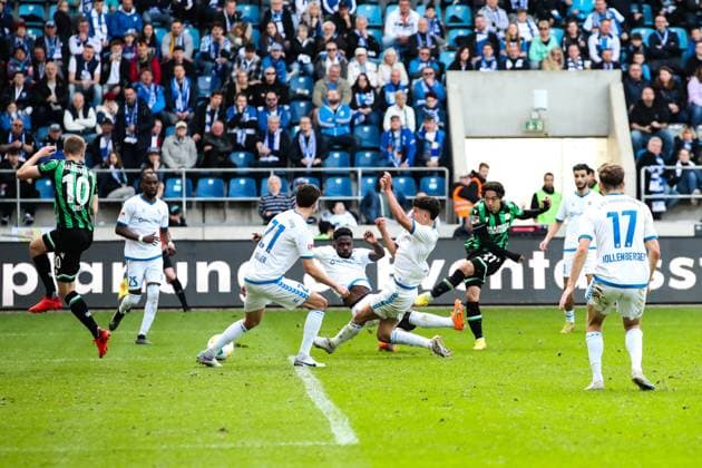 Torschütze Sei Muroya (Hannover 96,21) trifft zum 0-2 gegen Daniel Heber (1. FC Magdeburg,15) und Daniel Elfadli (1. FC Magdeburg,6) - 2. Fußball Bundesliga Saison 2023-2024 1. FC Magdeburg vs. Hannover 96 in der MDCC Arena in Magdeburg - Aktion,Fußball,Mann,Männer,Deutschland,31.03.2024