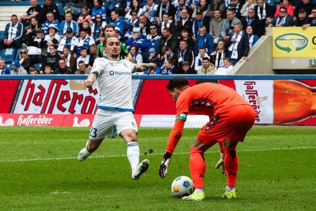 Baris Atik (1. FC Magdeburg,23) gegen Torwart Ron Robert Zieler (Hannover 96,1) - 2. Fußball Bundesliga Saison 2023-2024 1. FC Magdeburg vs. Hannover 96 in der MDCC Arena in Magdeburg - Aktion,Fußball,Mann,Männer,Deutschland,31.03.2024